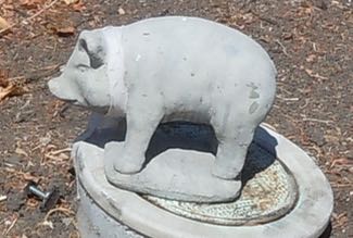 [small pig (statue)]