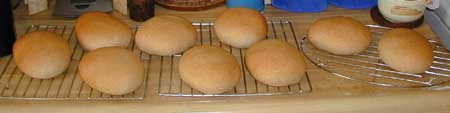 [baked bread rolls]