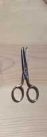 [one pair of small scissors]