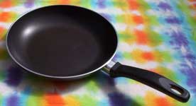 [skillet, frying pan]