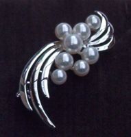 [brooch, pearls