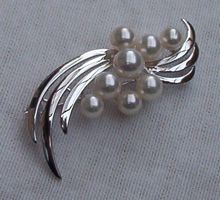 [brooch, pearls